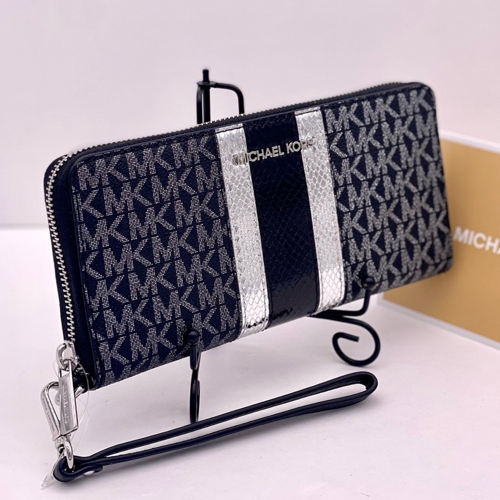 Michael Kors Jet Set Travel Large Signature
Logo and Metallic Continental Wallet - Picture 7 of 12